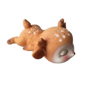 Спящий олененок хвостик кверху