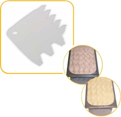 картинка Пластмассовый скребок - Мелкие зубчики 13,5*9,5 см от магазина Crumble-shop.ru