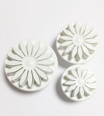 Вырубки с выталкивателем - "Ромашки" (3 штуки) 29500 от магазина Crumble-shop.ru картинка Вырубки с выталкивателем - "Ромашки" (3 штуки) 29500 от магазина Crumble-shop.ru