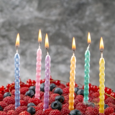 картинка Набор свечей - "Happy" (волна, ребристые 11 см) 6 шт от магазина Crumble-shop.ru