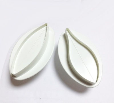 картинка Вырубки с выталкивателем - "Лилия", 2 шт от магазина Crumble-shop.ru