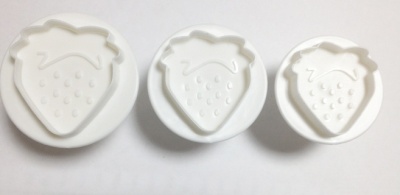 картинка Вырубки с выталкивателем - "Клубничка" (3 шт.) от магазина Crumble-shop.ru