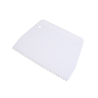 картинка Пластмассовый скребок - Мелкие зубчики 13,5*9,5 см от магазина Crumble-shop.ru