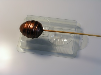 картинка Форма пластиковая для отливки шоколада - "Яйцо на палочке спиральное" от магазина Crumble-shop.ru