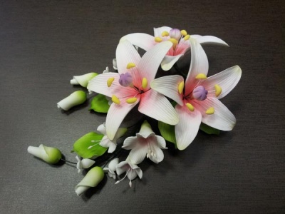картинка Цветы из мастики - "Букет лилий" (11183i/p) от магазина Crumble-shop.ru