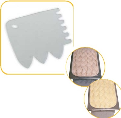 картинка Пластмассовый скребок - Волна 13,5*9,5 см от магазина Crumble-shop.ru