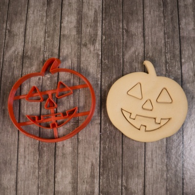 картинка Вырубка для пряника с оттиском - "Тыква хэллоуин" пластик, 8 см от магазина Crumble-shop.ru