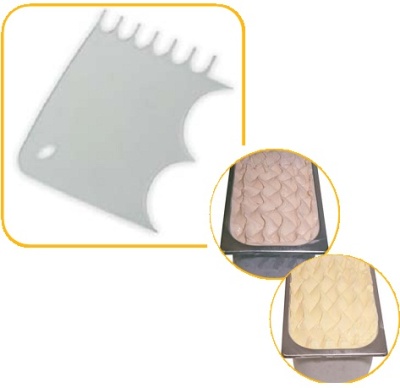 картинка Пластмассовый скребок - Зубчатый 13,5*9,5 см  от магазина Crumble-shop.ru