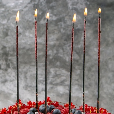 картинка Свечи для торта - Полночь, красные блестки 17см от магазина Crumble-shop.ru